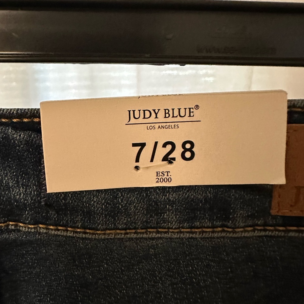 Judy Blue Mid-Rise Indigo Distressed Jeans / Frayed Tulip Hem - Size 7/28 - NWT - Picture 4 of 7